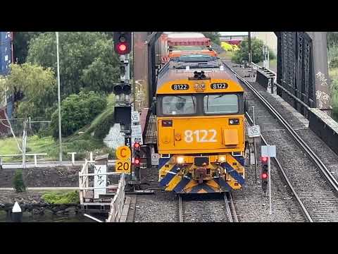 Pacific National 8122 Arriving at Footscray & reverses and Shunts the Freight Cars to North Dynon