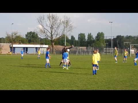 Lucas zet alles in, vindt de scheids niet goed.