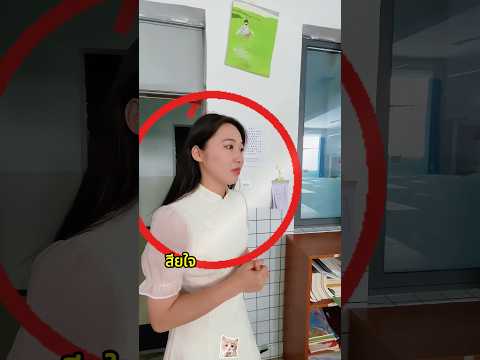 ครูเดินเข้ามาสอนในห้องเรียนที่ว่างเปล่า
