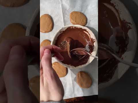 Healthy 4-Ingredient Reese's Eggs (vegan & gluten free!)