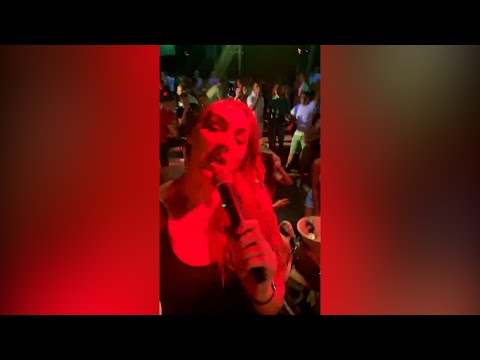 Goga Sekulić završila s klincima na bini na nastupu u Budvi