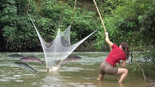 Beautiful Girl Fishing in the Stream | Traditional Fishing With Trawl Nets,  Catching a Lot Of Fish