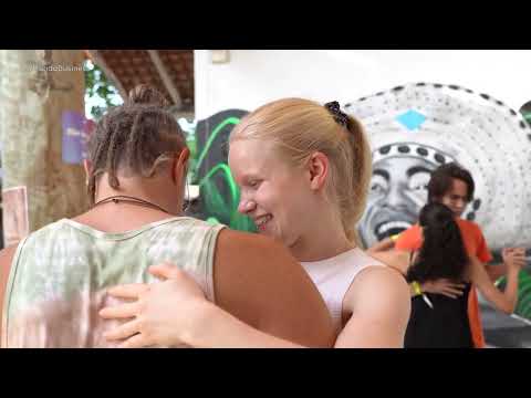 The dancing of foreigners at the forró dance in Itaúnas, Conceição da Barra | Mundo Business