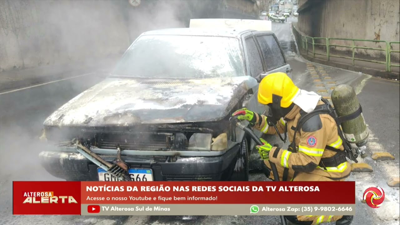 Carro é destruído pelo fogo no centro de Poços de Caldas