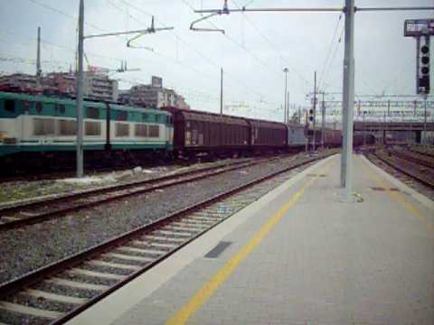 E655 401 in transito con un merci