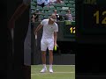 TOVEREN! ? Zverev werkt een vuurpijl vakkundig weg..? #wimbledon #tennis #zverev #ziggosport #shorts