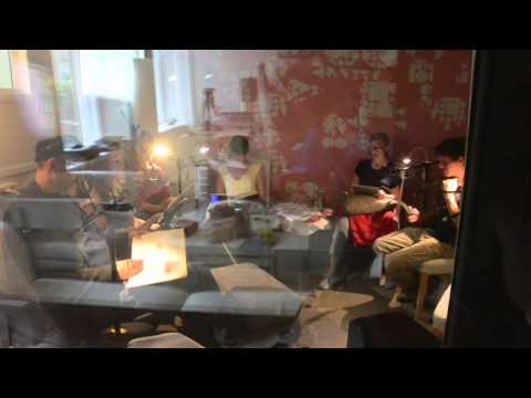 Med momolydbog i studiet