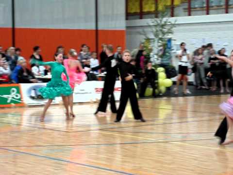 Julia Ternavskihh & Jevgeni Medvedev (Samba Jun.1)