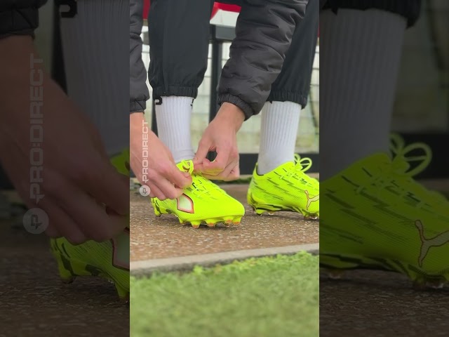 Vídeo relacionado con Puma Ultra 6 Play MG JR - Tenis de fútbol, Alerta Amarilla, Negro, Rojo Brillante, Lima exprimida, Talla 13.5 de Reino Unido, Yellow Alert Puma Black Glowing Red Lime Squeeze, 32.5 EU