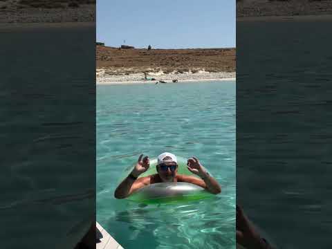 Ο Γιώργος Λιάγκας στη θάλασσα με το φουσκωτό 🤣❤️