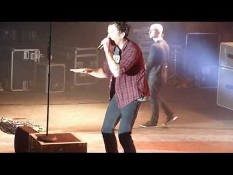 Simple Plan - Moves Like Jagger / Dynamite / Sexy And I Know It (Barcelona)