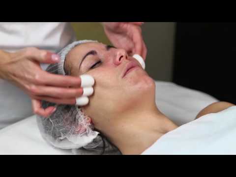 Spinga la crema efficace da rughe intorno a occhi Le risposte di crema per il viso di ringiovanimento non costose