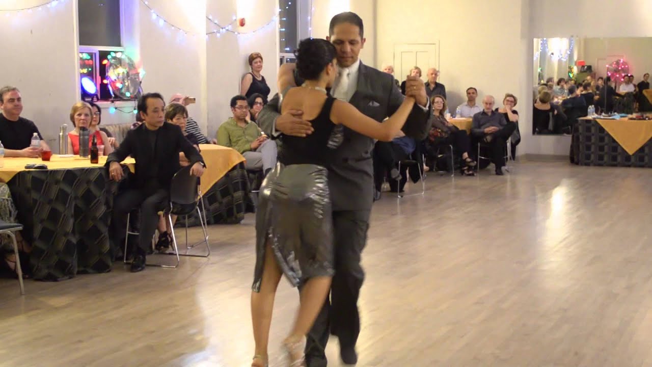 Frank Obregon y Jenny Gil bailan el Tango Qué Importa en Toronto - Canadá