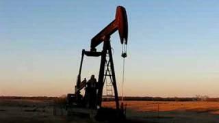 preview picture of video 'Oil Well Lonestar Pumpjack Sunset Robertson County Texas 2008'