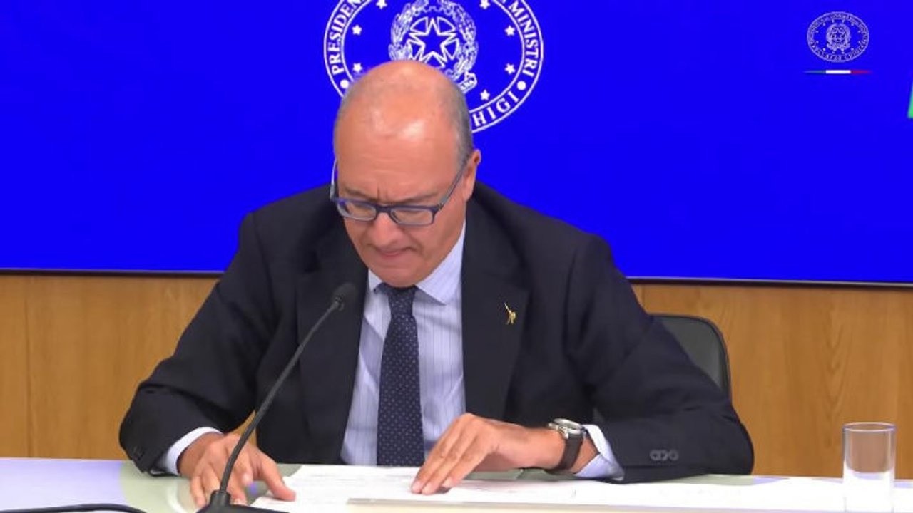 Valditara: Divieto di burqa e niqab a scuola, sanzioni fino a 1000 euro per volto coperto
