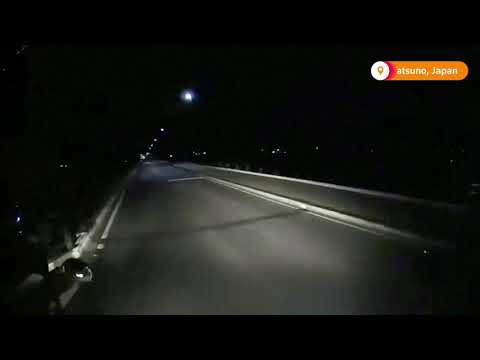 クイックカット。空を照らす流星 (Quick Cut: Meteor lights up the sky)