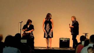 Myrna Cabello & The Bulldog