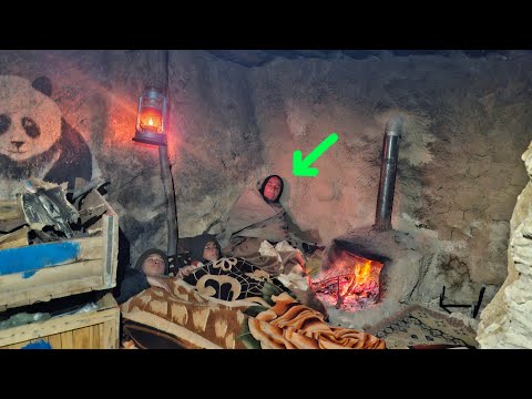 Homeless life in the cold mountains 🏔️ | Survival in a mud hut with a wood fire🏕️🔥