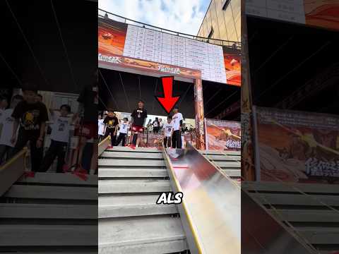 Der Junge im weißen Hemd hat das schnelle Rennen gewonnen 😱