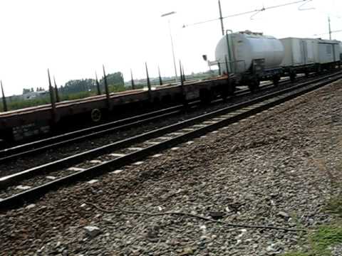 E652 con particolare convoglio merci