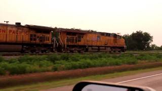 preview picture of video 'UP empty grain train pacing through Mumford, TX'