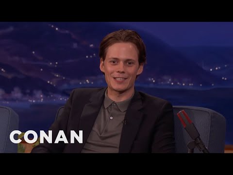 ビル・スカルスガード、ピエロの顔でハリウッドを歩く - CONAN on TBS
