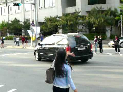 [Fancam] 100515 SuJu Teuk waving to fans