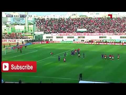 Que golaçoooooo!!! Jogador na Tunísia "recria" golaço antológico de Roberto Carlos