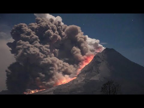 1888 年から 1883 年のクラカトア噴火のリトグラフ。