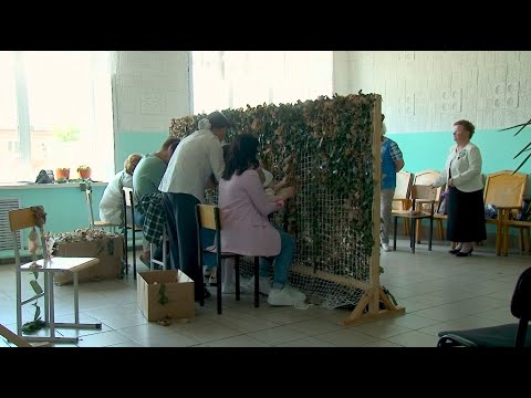 Студенты БГК и волонтёры организации «Вместе за Своих» плетут маскировочные сети в Бийске