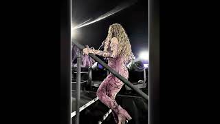 Shakira viu o garoto cair durante o show 😱
