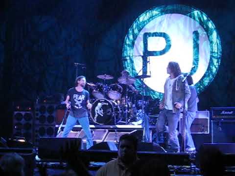 PEARL JAM with CHRIS CORNELL - HUNGER STRIKE - Gibson Amphitheater - Universal City, CA - Oct 6 2009