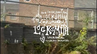 Kadr z teledysku Locksmith tekst piosenki Sadie Jean