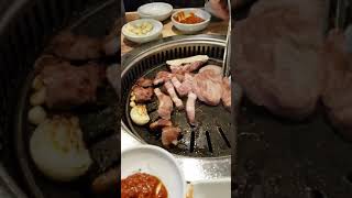 preview picture of video '함양맛집 까망꿀꿀이에서 수진님의 고기 맛있게  자르기 스킬'