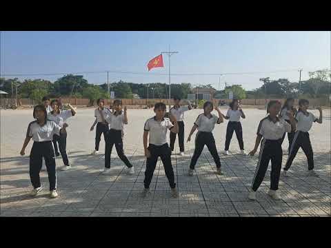 Đồng diễn sân trường trên nền nhạc "Tiến bước lên Đoàn và khi nào mình lớn"