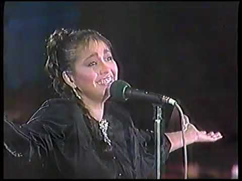 Ana Gabriel en el festival de la Oti 1985 cantando su primer exito Hay Amor