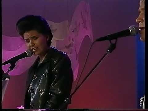 SAMULI EDELMANN JA SANI - Armaan läheisyys. Sov. Jari Puhakka (Tuttu Juttu Show, TV2)