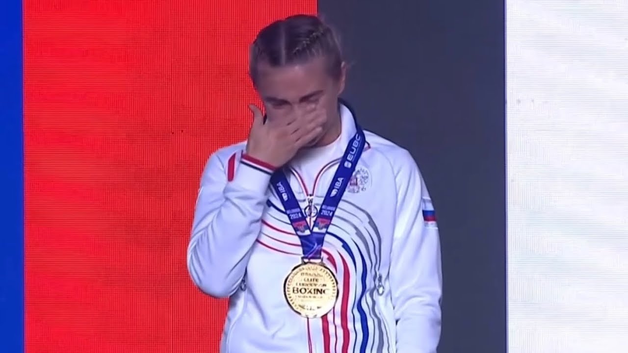 "OBEJRZYJ !Tłum zakończył hymn Rosji bez muzyki podczas europejskiej imprezy sportowej Ceremonię na mistrzostwach boksu w Serbii przerwała usterka techniczna"