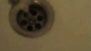 preview picture of video 'Water going down bath plug hole in Norway'