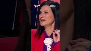 Laura Pausini se emociona con la interpretación de una de sus canciones #LaVoz #Shorts