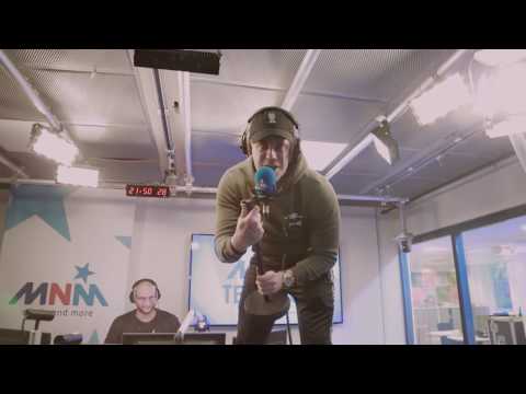 MNM: JeBroer danst op de tafel in de studio