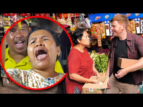 bule-jowo-bagi-bagi-paket-di-pasar-isinya-bikin-emak-emak-emosi