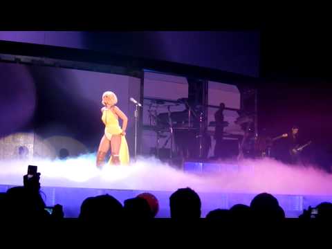 Rihanna - California king bed live in Prague 2011