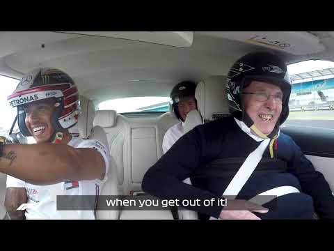 Lewis neemt Sir Frank Williams voor een Silverstone Hot Lap