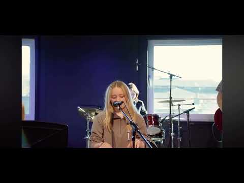 GRLBND Tv Studio - She's mine