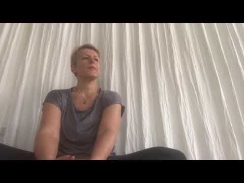 Irina Fjeldstad : MediYoga Klass. Guidning Ryggflex 3 min