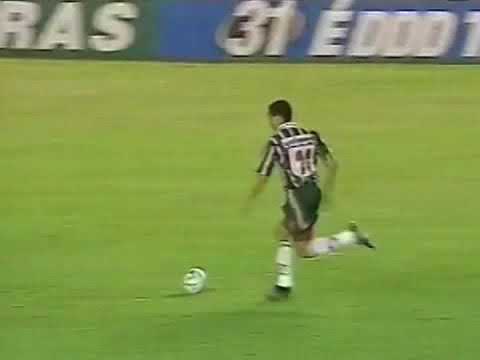 Golaço driblando o goleiro contra o Flamengo em 07/05/2000
