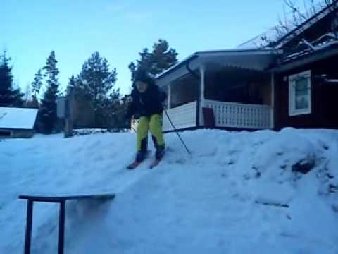 Jesper hoppar med skidor =)