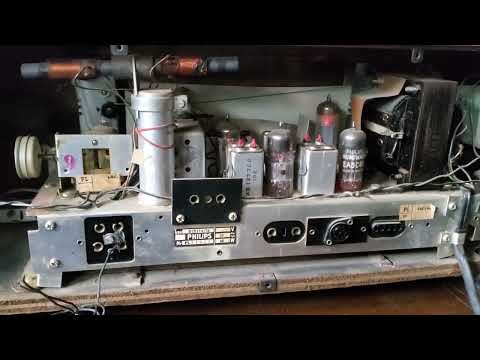 Mid-century Philips Norelco B1X12A/54 Table Top Radio image 8