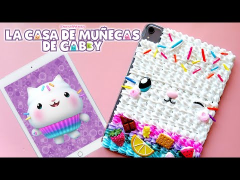 ¡Vamos a hacer una funda para tableta de la fiesta de Pastelillo! | LA CASA DE MUÑECAS DE GABBY